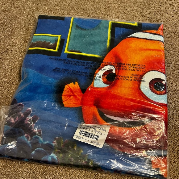 Brand new Disney Beach Towel! Nemo - Picture 3 of 5